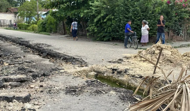tienen lagunitas calles rotas bote aguas servidas
