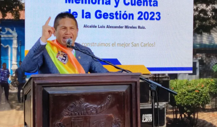 alexander mireles sorprende alcalde del
