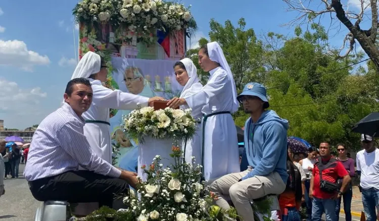tinaquilleros recibieron cenizas del padre febrero